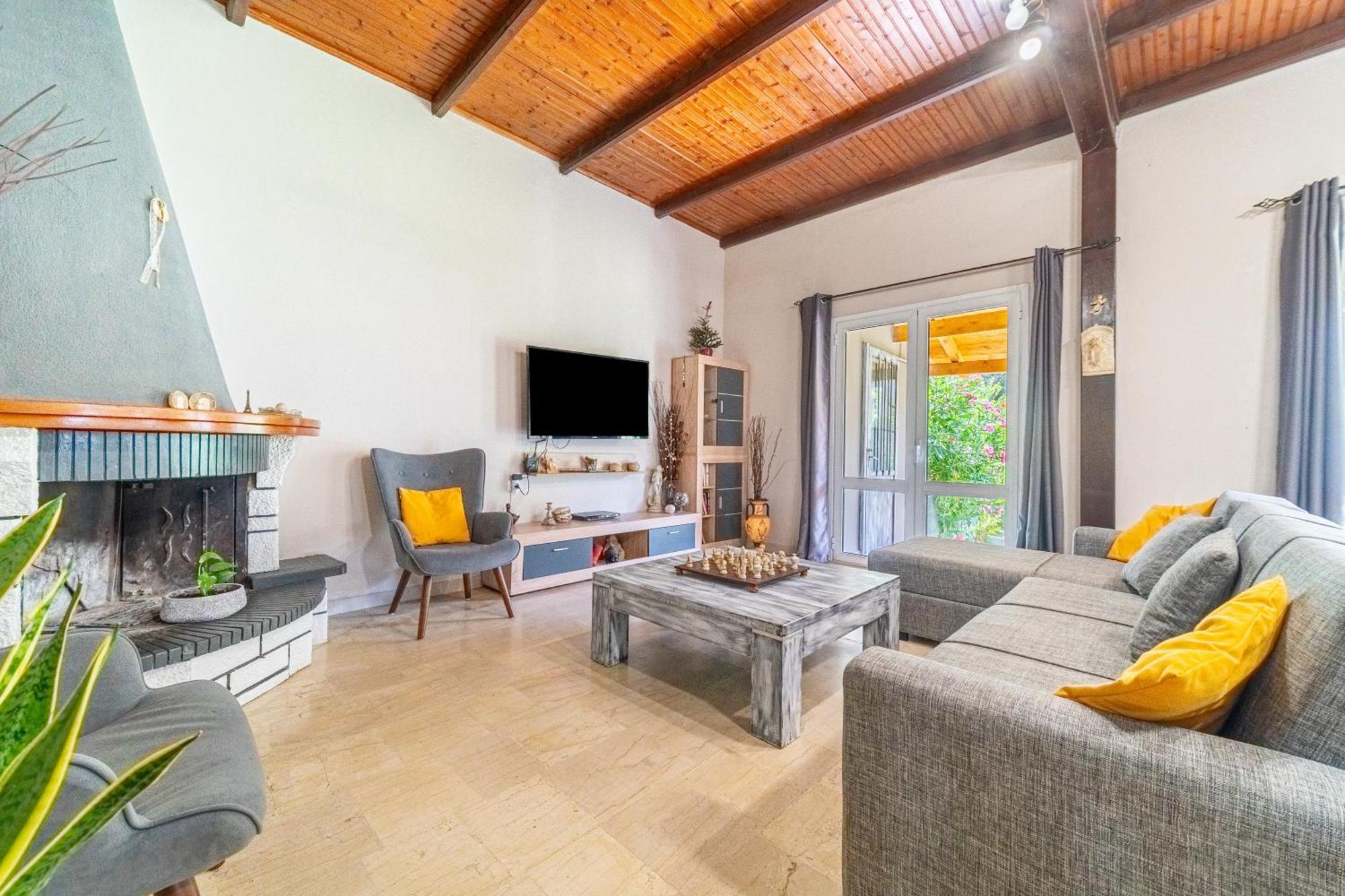 Giourgas House Chlomatiana